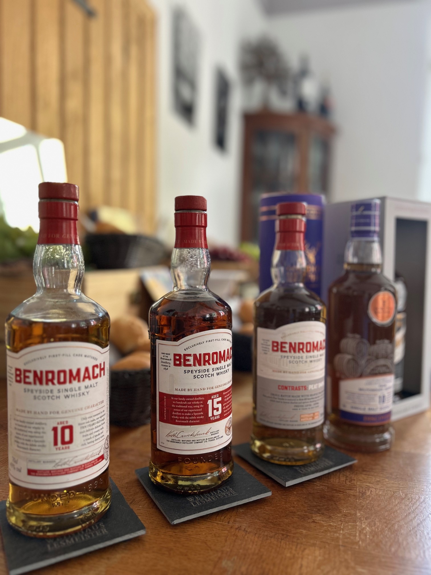 Benromach-Whiskyflaschen auf einem Holztisch im Weinhaus Lesmeister